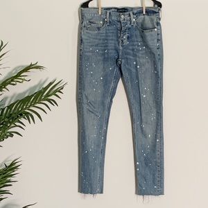 Skinny jeans with beautiful white paint splatter